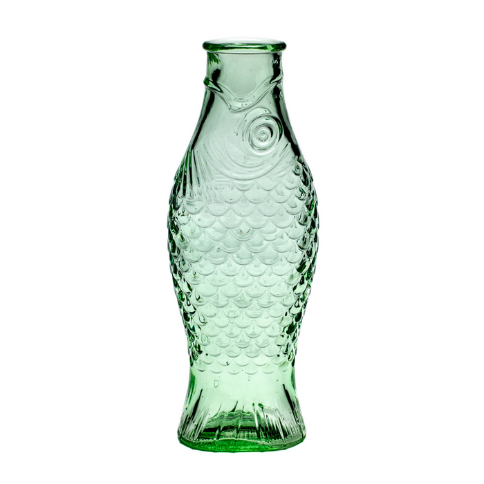 Carafe Fish & Fish verte en verre soufflé, design Paola Navone pour Serax, silhouette poisson stylisé, 29 cm hauteur