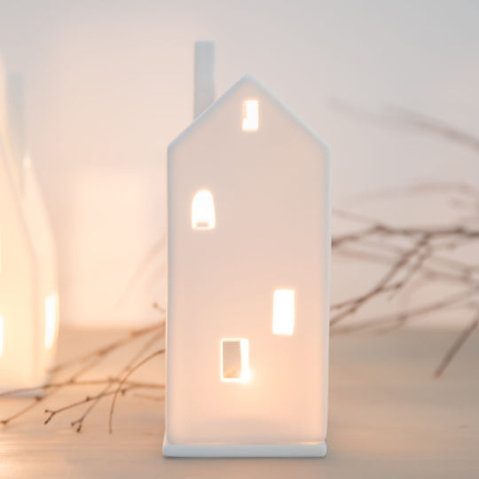 Maison haute lumineuse en porcelaine blanche mate Räder avec fenêtres ajourées et porte agrandie pour bougie
