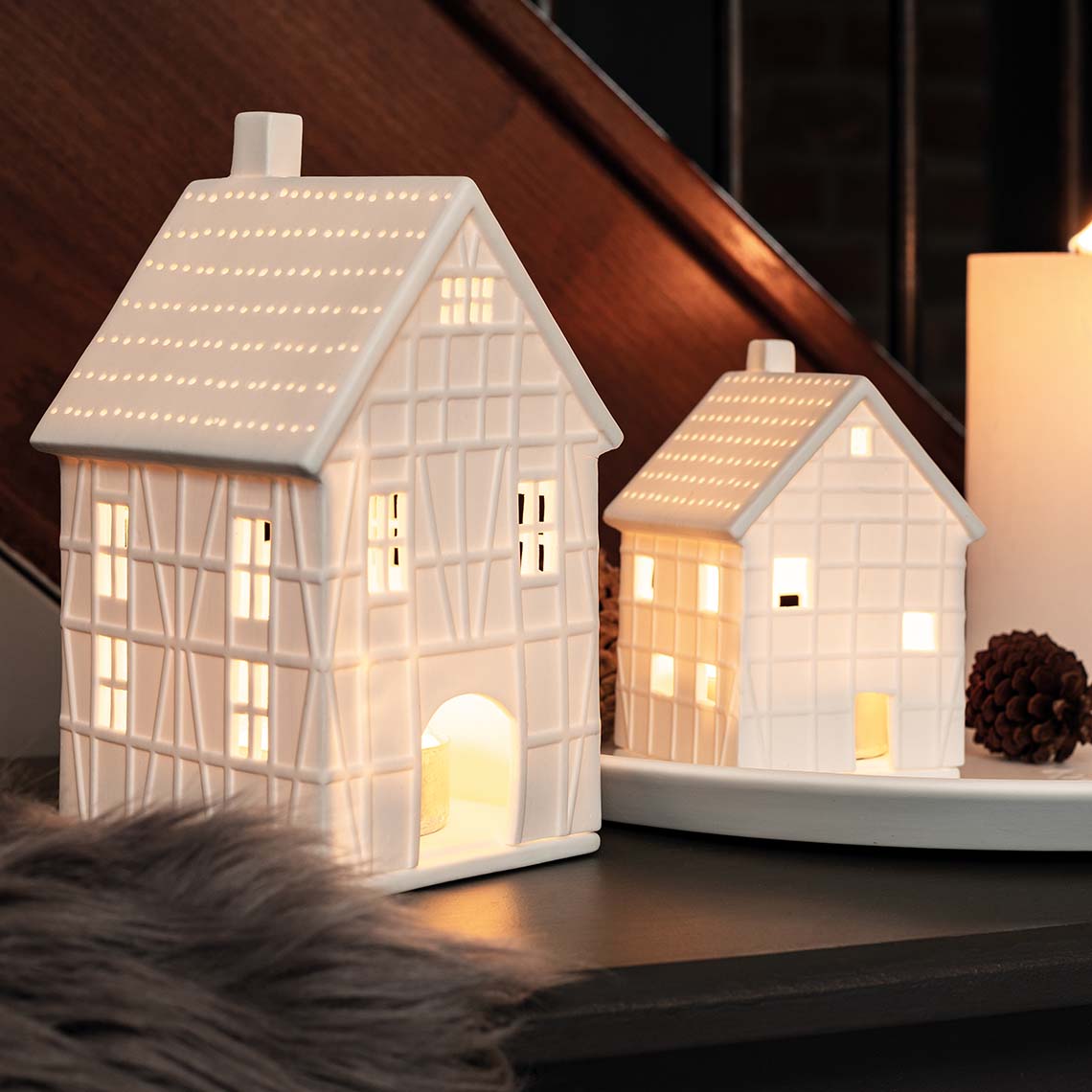 Grande maison à colombages en porcelaine blanche mate Räder avec ouvertures stylisées pour bougie chauffe-plat