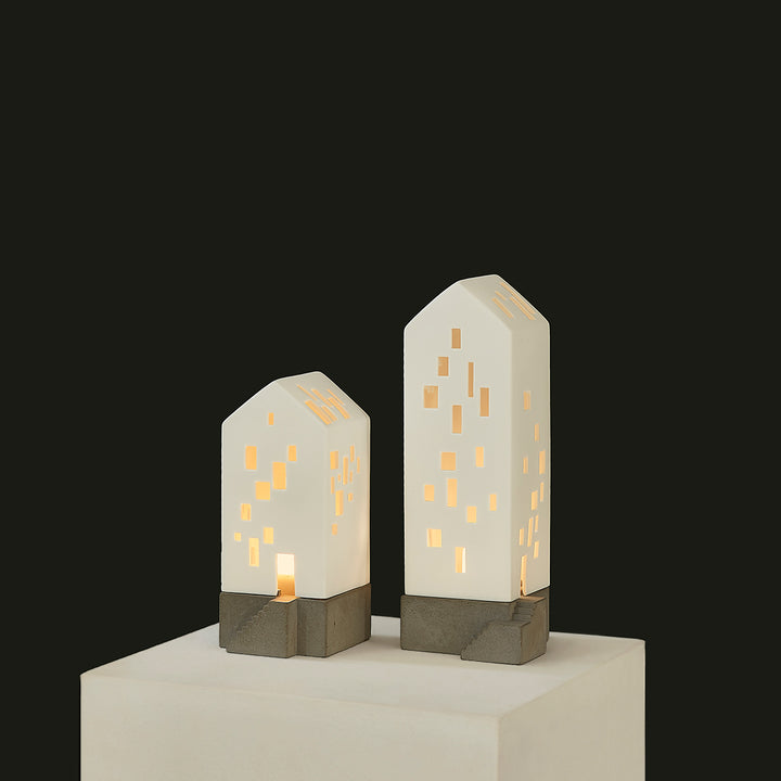 Immeuble lumineux Räder en porcelaine blanche mate avec socle en béton brut, bougeoir design minimaliste
