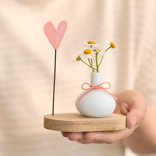 Mini vase porcelaine blanche With Love Räder sur socle bois d'acacia avec cœur papier
