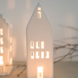 Lanterne maison porcelaine non émaillée Räder diffusant lumière douce par ses grandes fenêtres géométriques