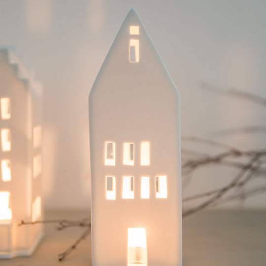 Lanterne maison porcelaine non émaillée Räder diffusant lumière douce par ses grandes fenêtres géométriques