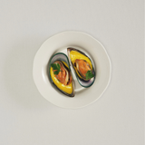 Détail des courbes organiques et formes épurées de l'assiette creuse design Silhouette
