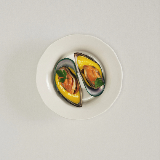 Détail des courbes organiques et formes épurées de l'assiette creuse design Silhouette