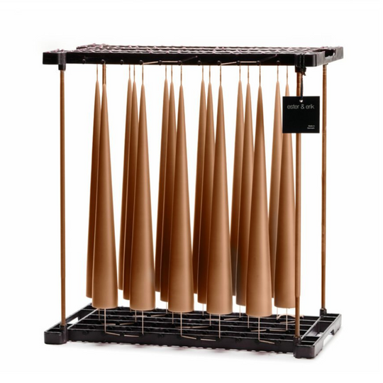 Bougie cône 37cm couleur Raw toffee mat de la marque danoise Ester & Erik pour décoration intérieure