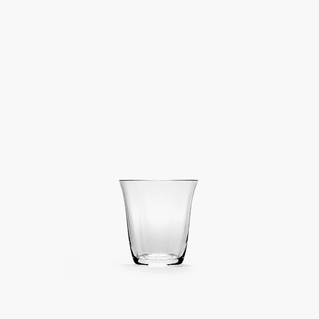 Présentation élégante du verre espresso Silhouette sur table design haut de gamme