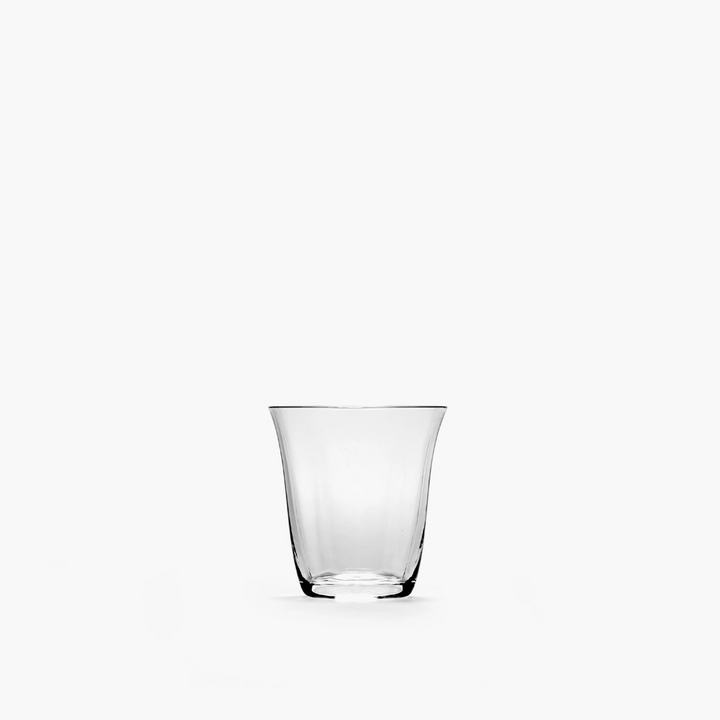 Présentation élégante du verre espresso Silhouette sur table design haut de gamme