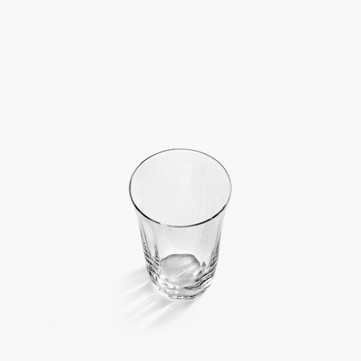 Détail du verre à thé Serax collection Silhouette, soufflé à la bouche avec finitions artisanales