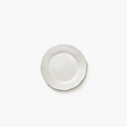 Assiette Silhouette dressée avec mets, vaisselle haut de gamme art de table Serax