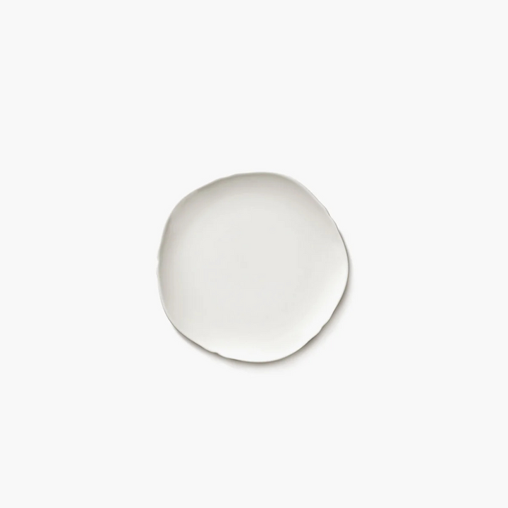 Détail de la silhouette fluide de l'assiette à dessert Serax design Sergio Herman en porcelaine émaillée