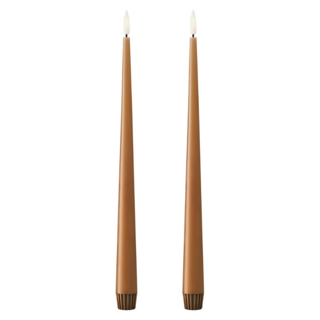 Bougie LED conique 30 cm Raw Toffee Ester & Erik avec flamme réaliste et design épuré