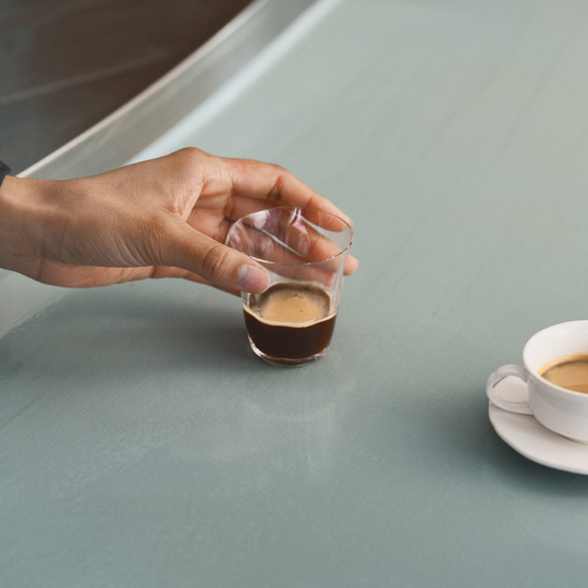Détail de la silhouette fluide du verre espresso Serax inspirée des nuages et pétales