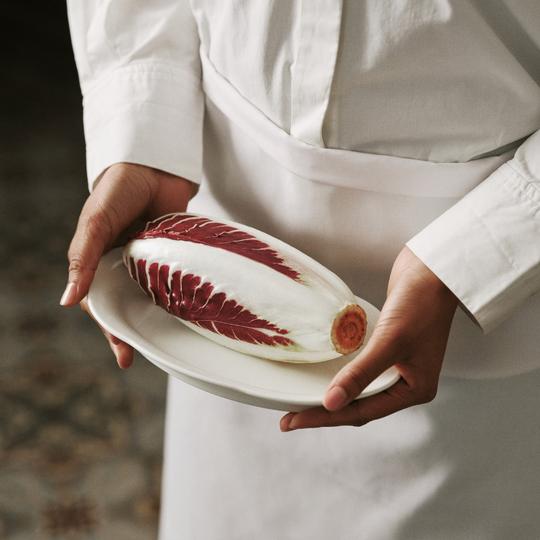 Détail de la silhouette fluide de l'assiette creuse porcelaine émaillée Serax