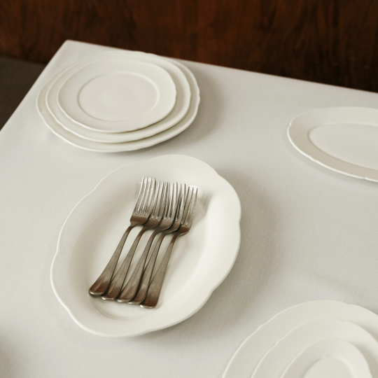 Détail de la silhouette épurée inspirée des nuages et pétales de l'assiette Serax