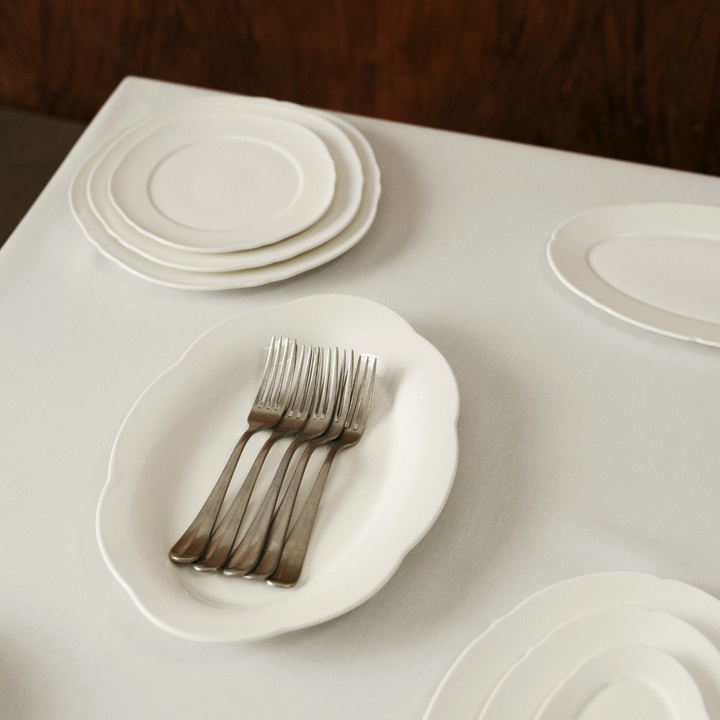 Détail de la silhouette épurée inspirée des nuages et pétales de l'assiette Serax