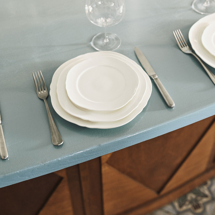 Détail de la forme fluide et organique de l'assiette Silhouette collection Serax