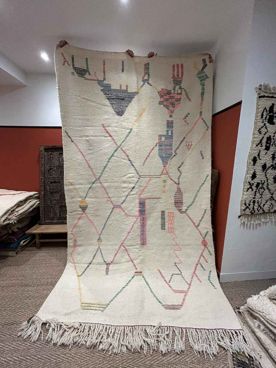 Détail de tissage artisanal tapis berbère Azilal aux teintes vives et motifs géométriques