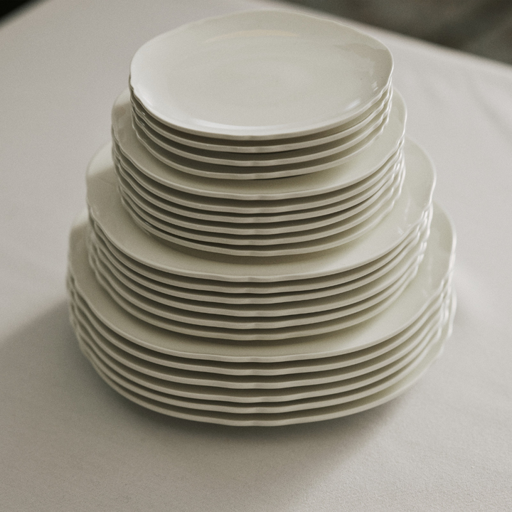 Service de table avec assiette à dessert Silhouette Serax, design épuré pour mise en scène culinaire haut de gamme