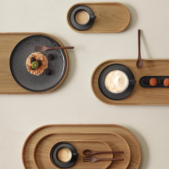 Mise en place table moderne assiette Kuro accompagnements pain douceurs