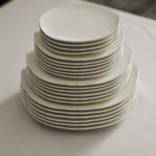 Assiette dessert porcelaine émaillée Serax posée sur table design