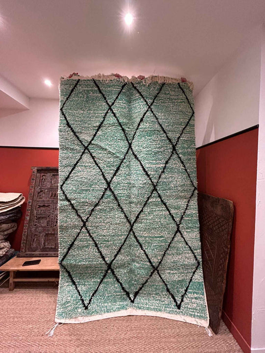 Tapis berbère Azilal mint et noir fait main, motifs géométriques laine naturelle, vue de face