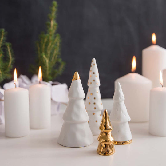 Lot de 4 sapins en porcelaine blanche et dorée Räder, bougeoirs de décoration Noël de différentes hauteurs