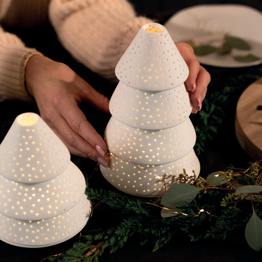 Grand sapin lumineux en porcelaine blanche mate Räder avec motif ajouré, bougeoir design pour bougie chauffe-plat