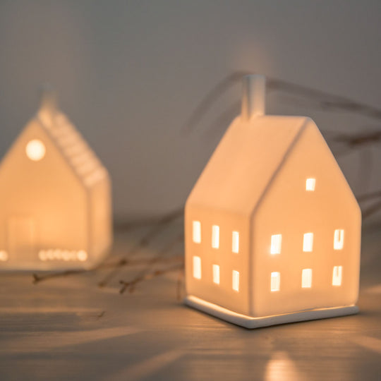Maisonnette lumineuse en porcelaine blanche Räder avec fenêtres ajourées et ouverture pour bougie