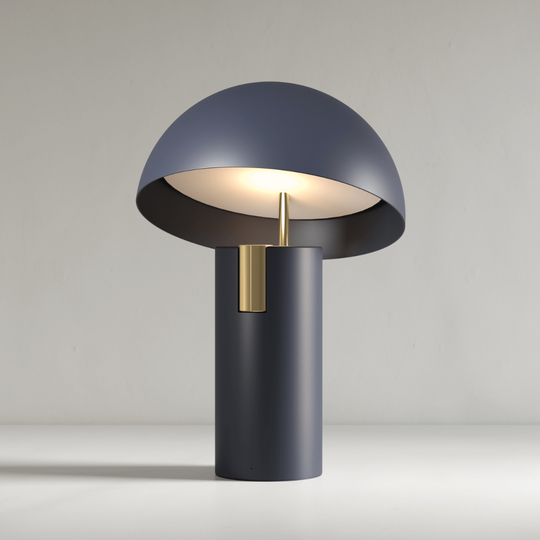 Lampe à poser Alto Jaune Studio avec pied sculptural minimaliste et abat-jour géométrique