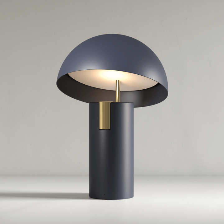 Lampe à poser Alto Jaune Studio avec pied sculptural minimaliste et abat-jour géométrique
