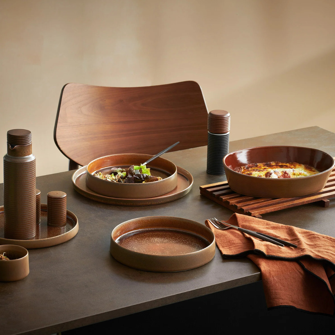 Assiette creuse Gobi de forme organique, couleur grise neutre, design artisanal contemporain