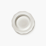 Finition artisanale main de l'assiette blanche Silhouette par designer Sergio Herman