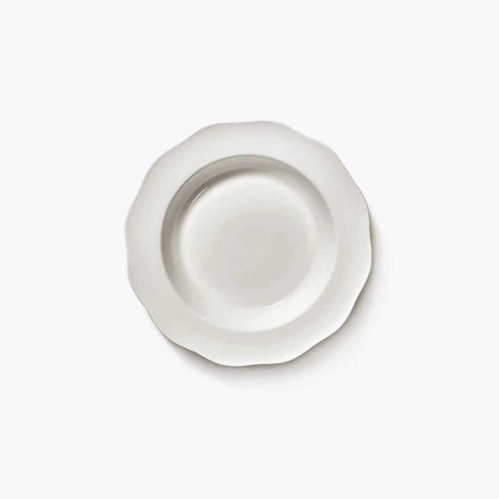 Finition artisanale main de l'assiette blanche Silhouette par designer Sergio Herman