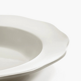 Assiette de porcelaine émaillée Silhouette posée sur table pour art de la table