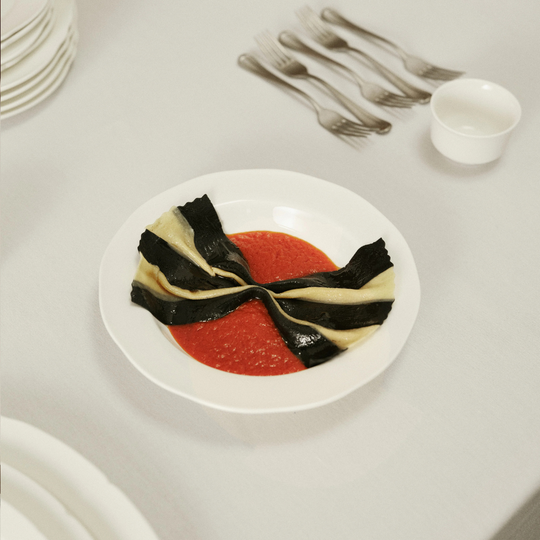 Détail de la silhouette fluide et raffinée de l'assiette design Serax