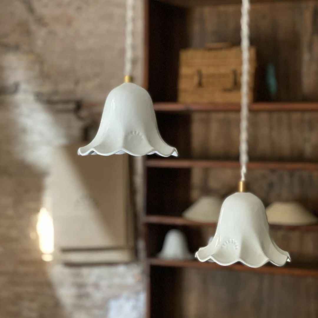 Liseuse Lili Enamoura en porcelaine avec interrupteur et prise intégrée, style vintage chic