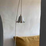Clochette luminaire Lili porcelaine biscuit, baladeuse de décoration intérieure premium Enamoura