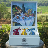 Coffret trio fuseaux lavande Luberon avec rubans satin rouge lie-de-vin et bleu palette Cézanne