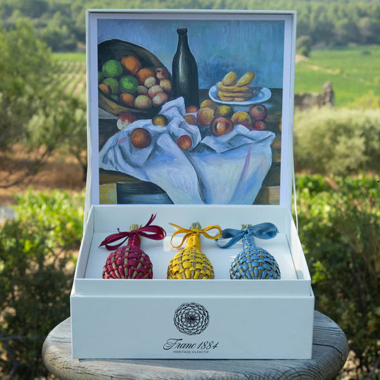 Coffret trio fuseaux lavande Luberon avec rubans satin rouge lie-de-vin et bleu palette Cézanne