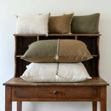 Coussin beige et bronze 40x60cm Bed and Philosophy sur canapé, style décoration intérieure haut de gamme