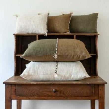Coussin beige et bronze 40x60cm Bed and Philosophy sur canapé, style décoration intérieure haut de gamme