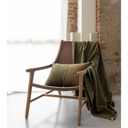 Détail de la texture du coussin décoratif Espresso avec finition coton flammé premium