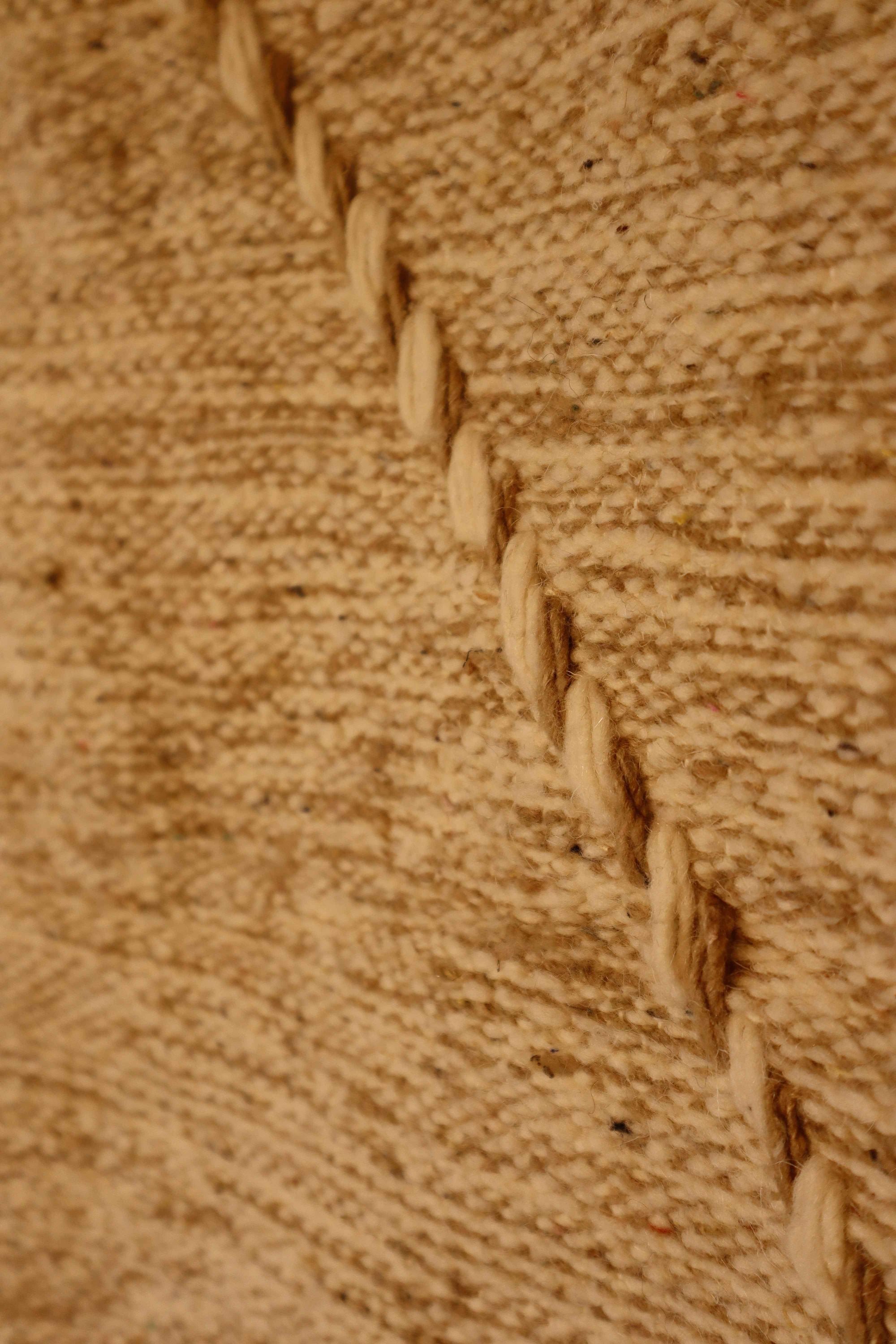 Détail texture laine tapis berbère tissé traditionnel Haut-Atlas motifs géométriques