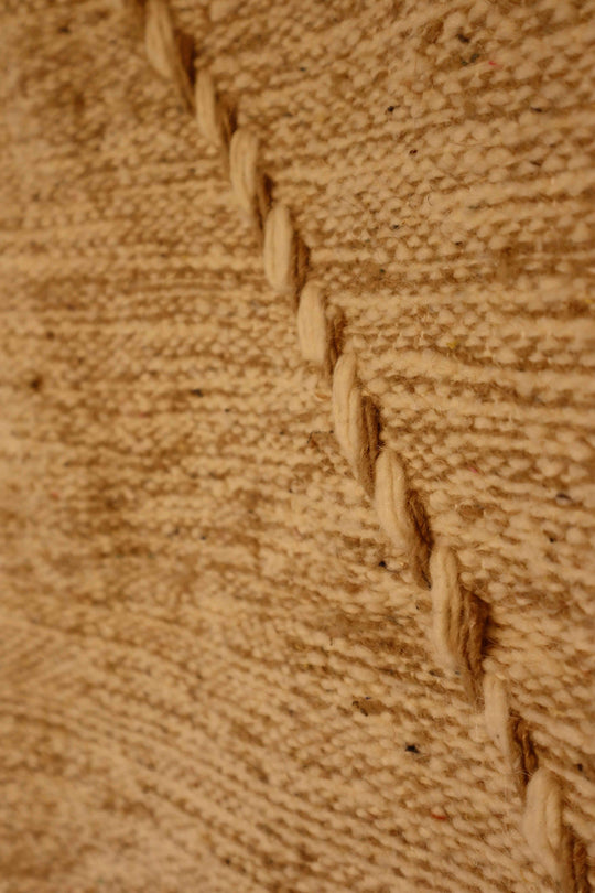 Détail texture laine tapis berbère tissé traditionnel Haut-Atlas motifs géométriques