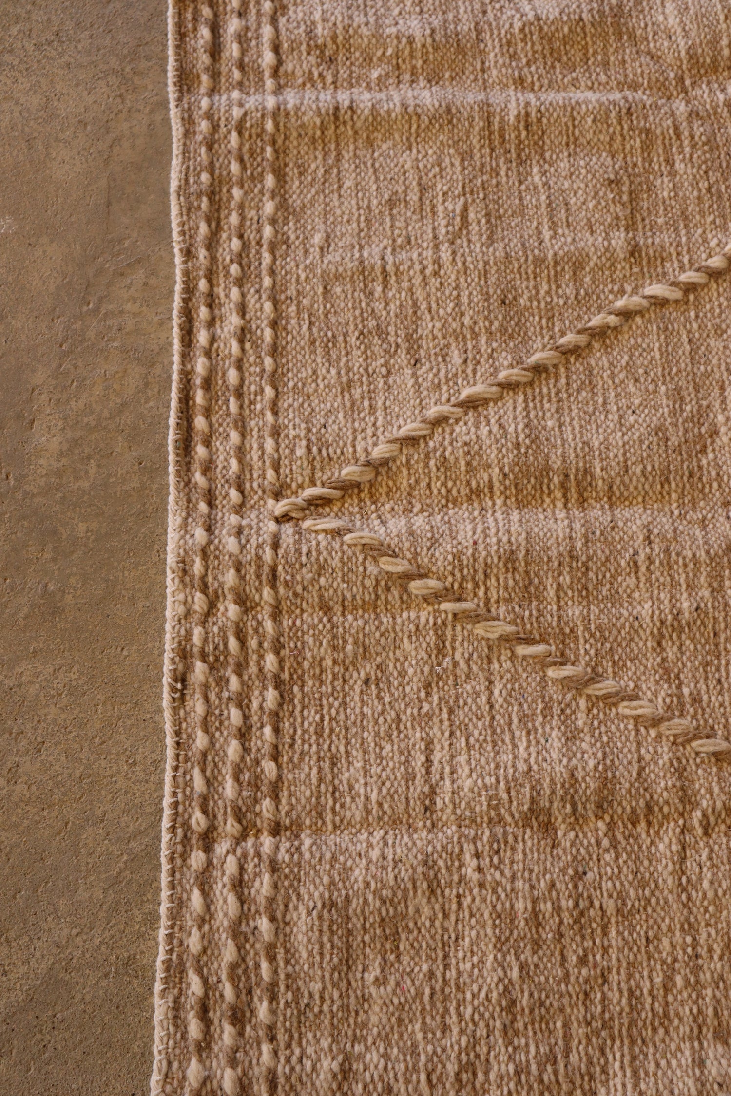 Tapis Berbère beige et blanc 247x140cm - LET GIRLS LEARN