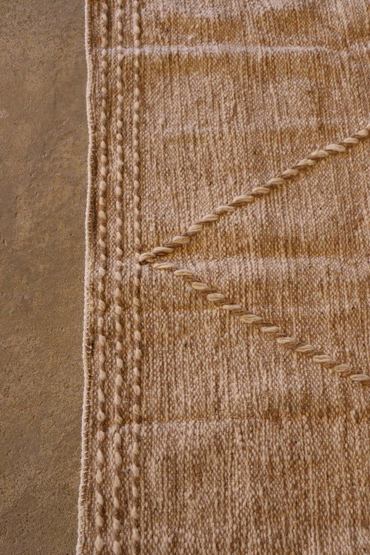 Tapis berbère pièce unique beige crème blanc décoration salon design haut de gamme