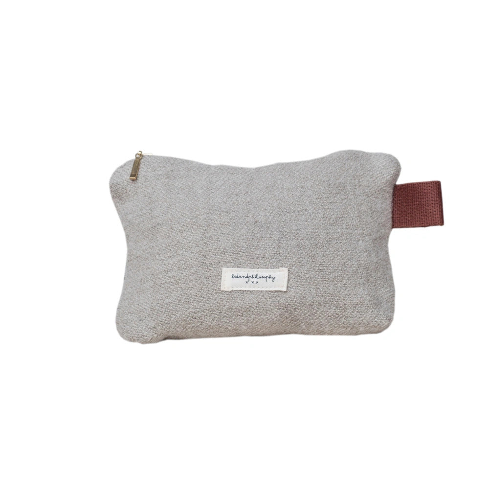 Détail texture laine douce pochette Iro Bed and Philosophy accessoire design