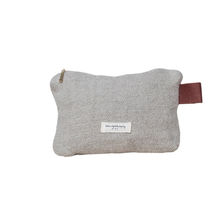 Détail texture laine douce pochette Iro Bed and Philosophy accessoire design