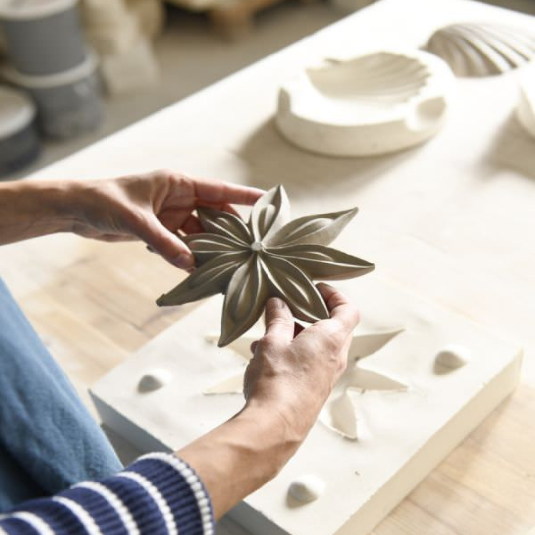 Ornement céramique Janis Badiane Vert Provence artisanal, design inspiré de l'anis étoilé